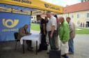 Foto 03 - Autogramiáda Jiřího Boudy - Otevření výstavy ozdobila autogramiáda autora příležitostné dopisnice výtvarníka Jiřího Boudy