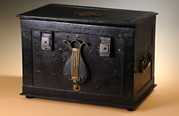 Cash box with an alarm mechanism