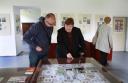 Foto 11 - Ze slavnostního otevření zámku - K výstavě Poštovního muzea přispěla i vedoucí pošty Města Albrechtice Libuše Gebauerová. Doplnila ji jednak poštovními uniformami, tak ze svých sbírek vystavila i sérii vítězných Nejkrásnějších známek České republiky stejnojmenné ankety a to od počátků jejího konání až do současnosti.
