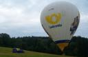 Foto 10 - Přistání v obvodu pošty Lipno nad Vltavou - Balón přistál na louce u osady Dvorečná, obvodu pošty Lipno nad Vltavou a poštovní vůz si dojel pro zásilky téměř až na místo dosedu.