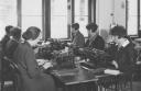 Foto 1 - Zaměstnankyně Poštovního úřadu šekového - Zaměstnankyně Poštovního úřadu šekového při práci na počítacích strojích, 1929.