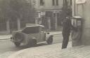 Foto 2 - Fotografie automobilu značky Tatra - Fotografie automobilu značky Tatra používaného pro výběr poštovních schránek – zřejmá předloha pro Čubanův leták.