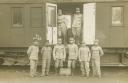 Foto 01 - Pracovníci polního poštovního úřadu - Fotografie pracovníků polního poštovního úřadu (K.u K. Feldpost) 12 zachycených při vykládce vagonu v roce 1914.